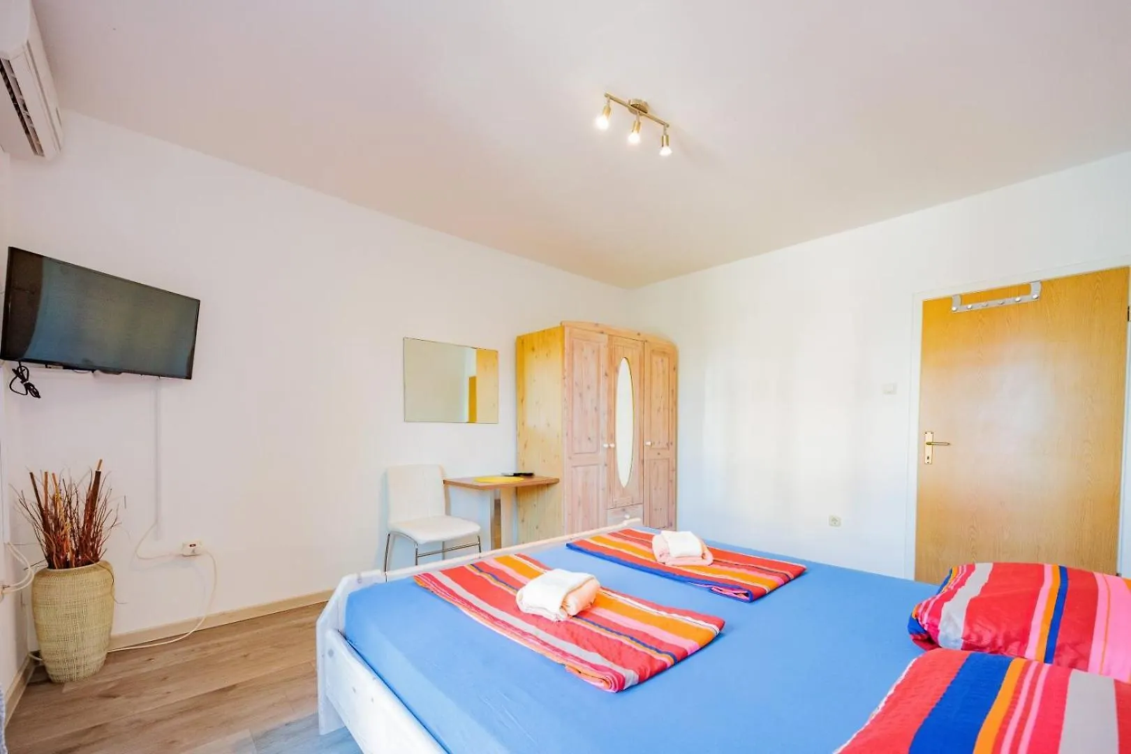 Crowonder Lucky Holiday House With Pool And Patio 30 Meters From The Beach Zadar Apartment