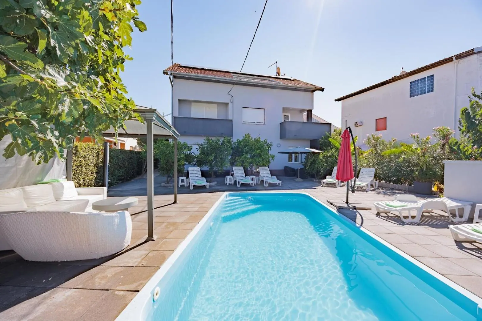 Crowonder Lucky Holiday House With Pool And Patio 30 Meters From The Beach 자다르